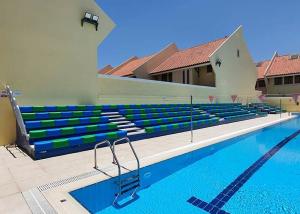 China Swimming Baths Telescopic Tribunes Seating With HDPE Plastic Bench Seat factory