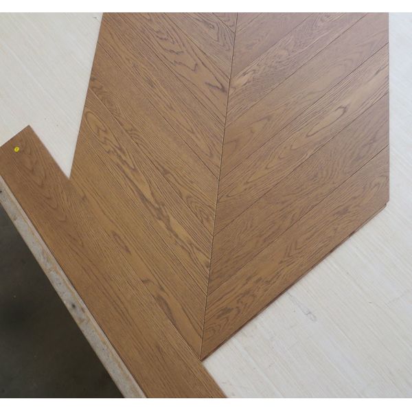 China Premium White Oak Chevron Engineered Wood Flooring Multi Layers factory