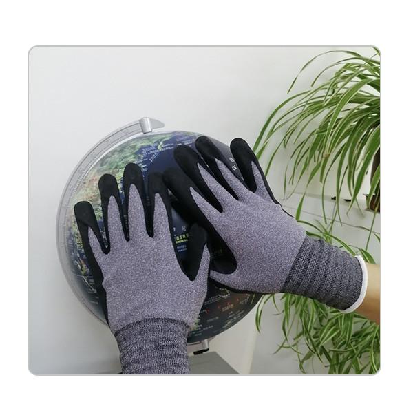 Labour Protective Microfinish Palm Nitrile Dipped Gloves For Automotive Industry