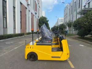 China 7.0 Ton Tow Tractor Electric Seat Driving Three Point Four Wheel Structure factory
