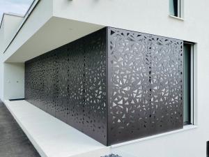 China OEM Black Aluminum Slat Fence Panels Fireproof Expandable Foil Wrought Iron factory