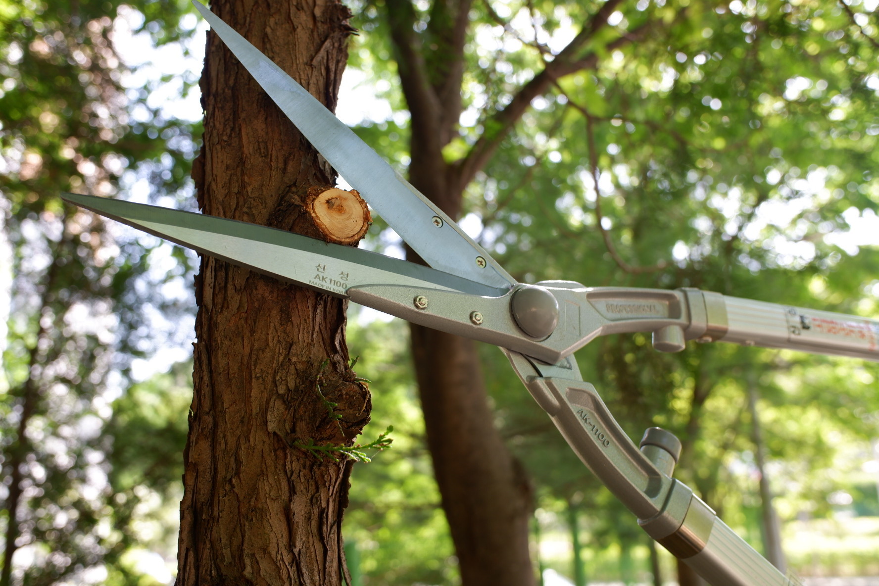SINSEUNG AK1100 Lever Hedge Shears Extendable Handle Plant Cutting Scissors Yard and Garden Tools