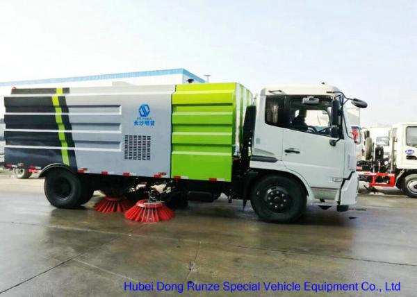 Vacuum Road Sweeping Vehicles With Cleaning Brushes Water Spraying High