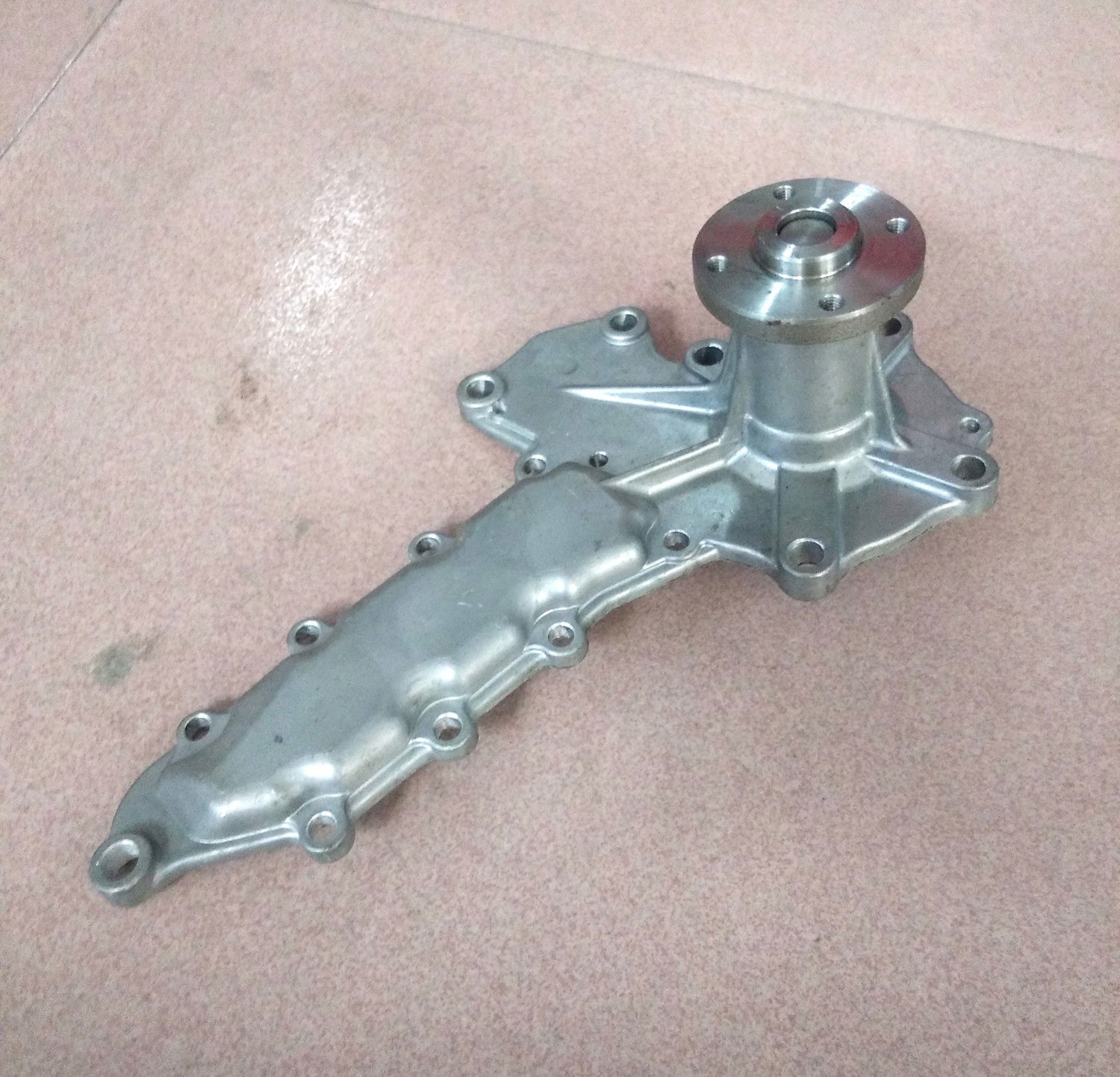 V2403 V2203 Kubota Engine Water Pump 1A051-73032 1A051-73035 V2403 18