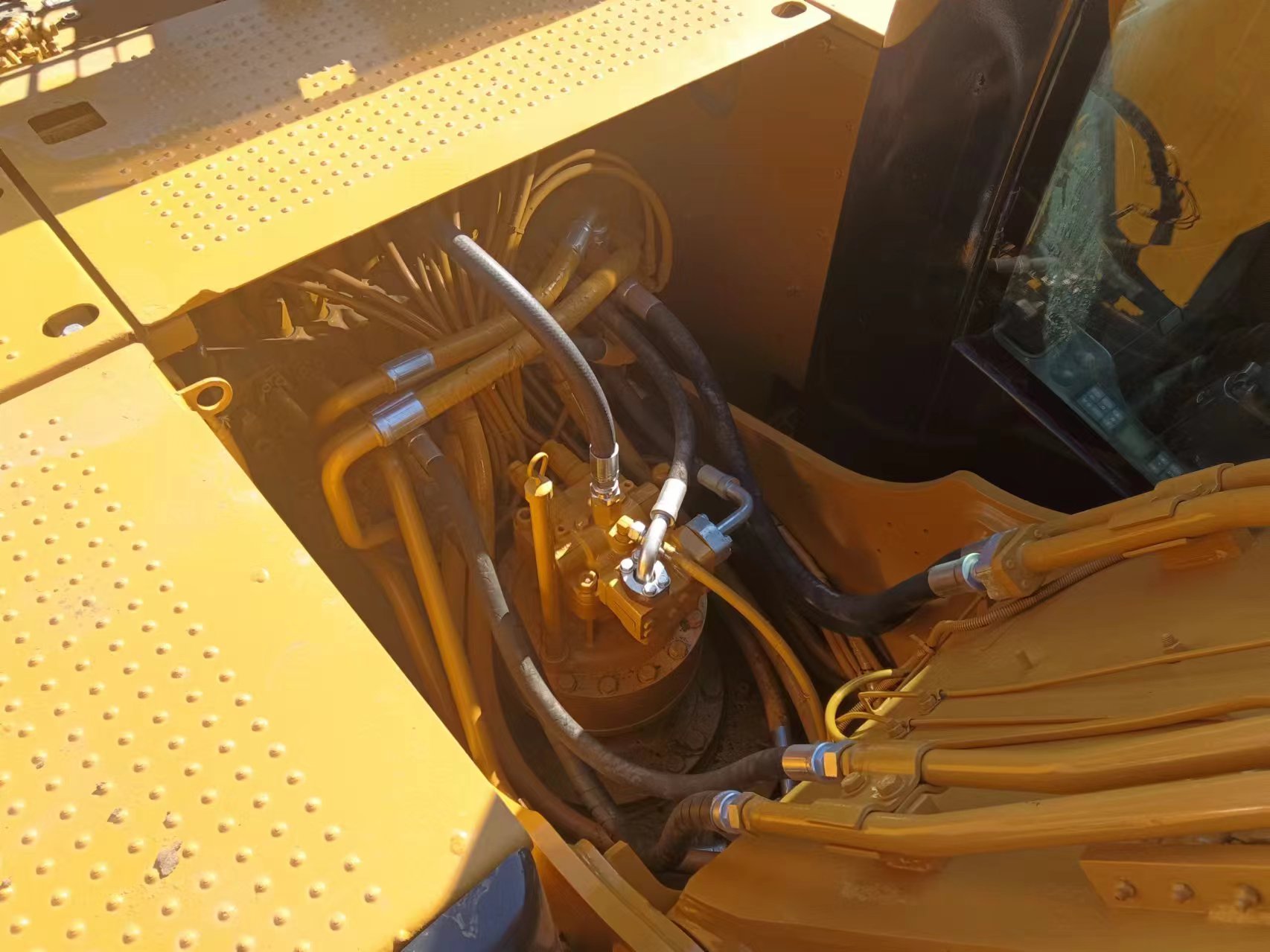 Second Hand Excavator CAT 320D2 112 kW Japan Origin in Excellent Condition for Sale