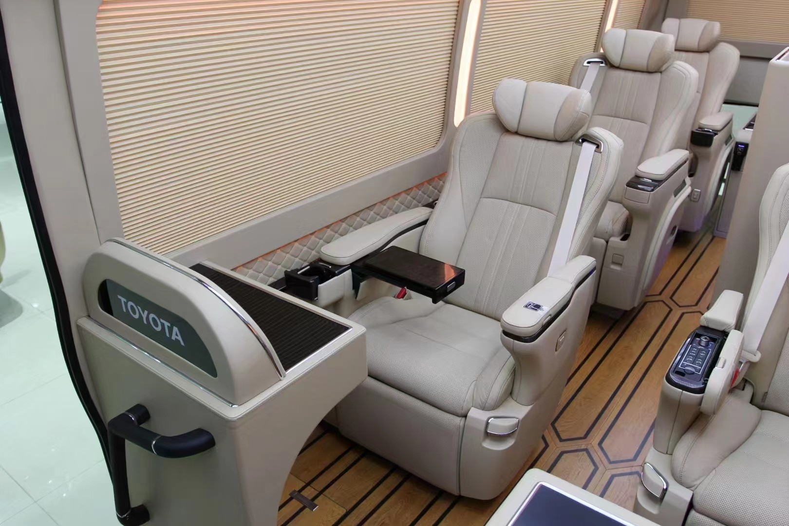Toyota Coaster 8 Seater Tourist Bus Business Reception Bus Gasoline Rear Drive 4×2 Manual
