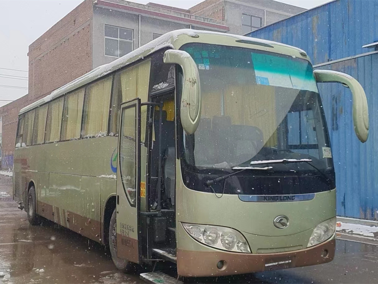 55 Seats Euro 3 Manual Transmission Yuchai Engine Coach Bus for Long Transportation Tour