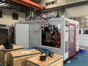 China 1L Versatile Production Automatic Pet Bottle Blowing Machine With Three Head factory