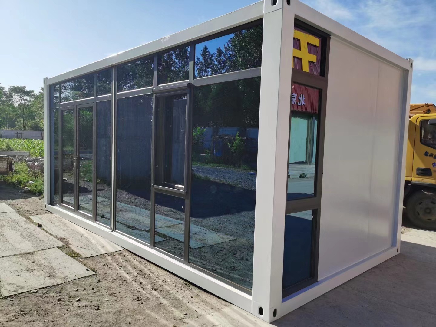 Fast Assembly Flat Storage Container Insulated Prefabricated Living Container Home for Office Professional Customization