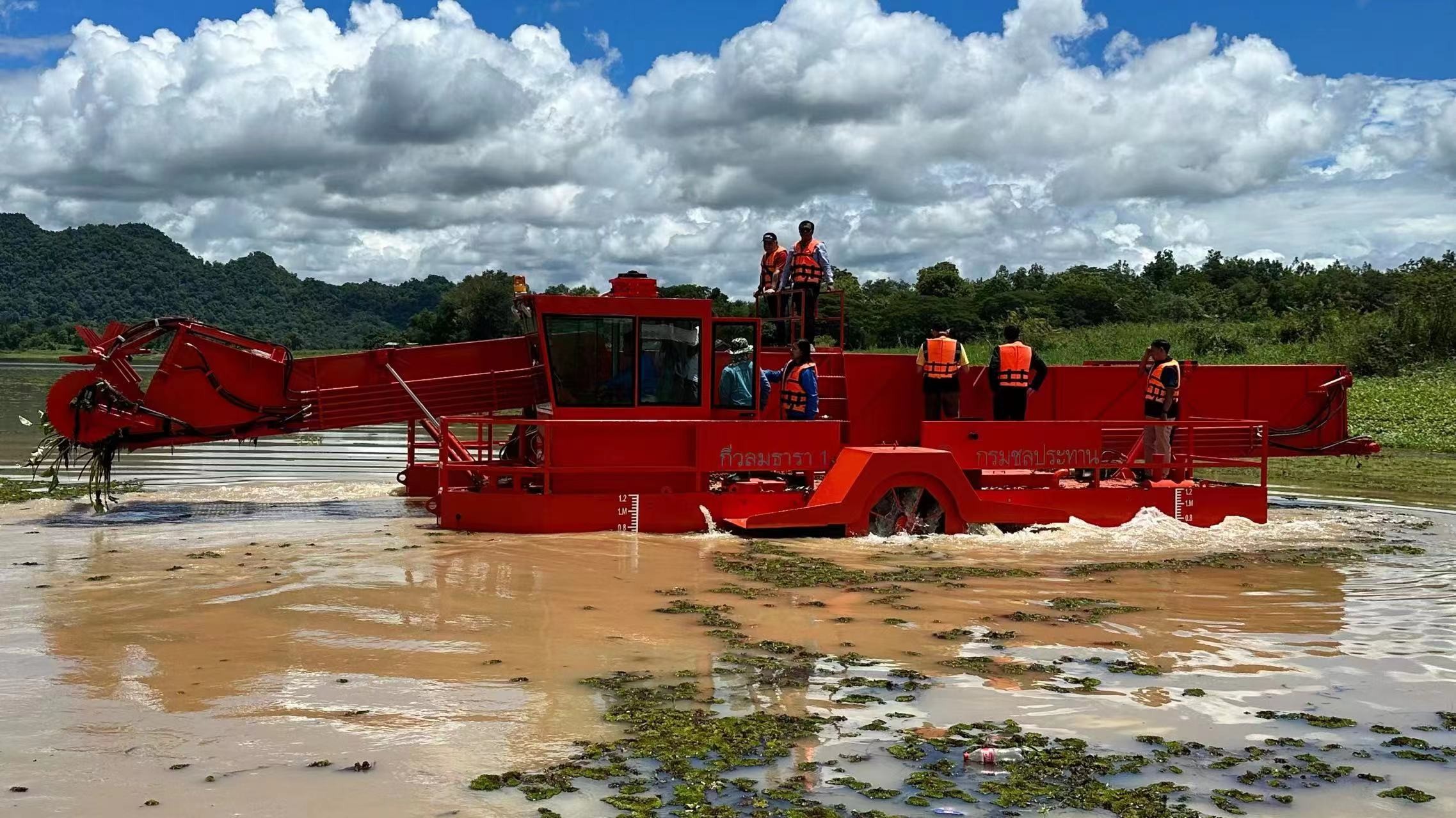 Customized Cabin Design Diesel Engine Water Hyacinth Harvester Machine 24 Cubic Ecoharvester