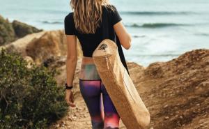 China FDA 28&quot; Sustainable Non Toxic Cork Yoga Mat Bag Moisture Resistant factory