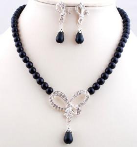 China Irregular pearl necklace jewelry hollow diamond bow pendant necklace factory