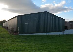 China Length 12 Meter Prefab Metal Warehouse With Vented Side Cladding factory