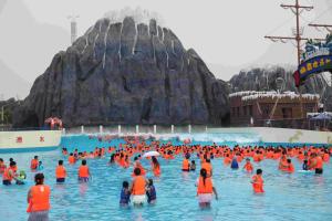 China Water Park Wave Pool Equipment , Waterpark Wave Machine For Family Fun in Aqua Park factory
