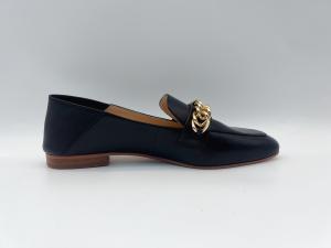 China Fashion Loafers Womens Flat Leather Shoes Custom With Metal Chain factory
