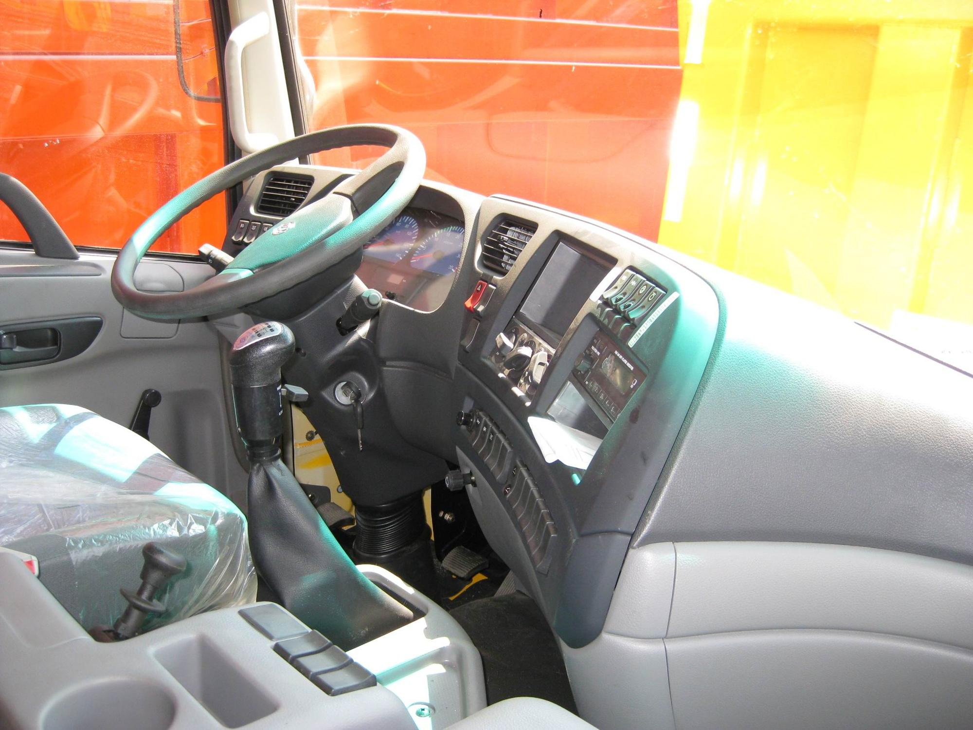 Dongfeng 6x4 LHD High Roof Cabin Diesel CNG Tractor Trailer With Automatic Air Conditioner