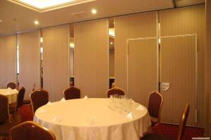 China Apartment / Hotel Movable Folding Partition Walls Insulation Energy Saving factory