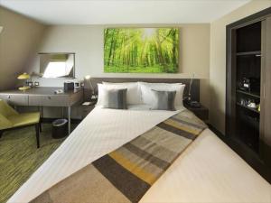 China Putrajaya modern hotel fashion furniture bedroom sets used HPL laminate bed with desk table and in wall wardrobe cabinet factory