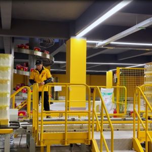 China Fully Automatic Robotic Arm Depalletizer Bottle Depalletizer Machine factory
