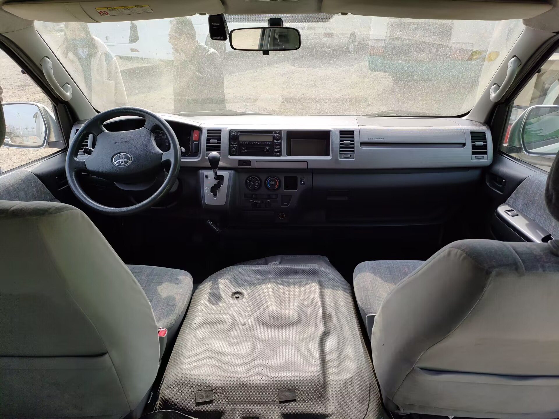 Japanese Used Buses Hiace 13 - 15seater Gasoline Engine Left Steering Toyota Brand