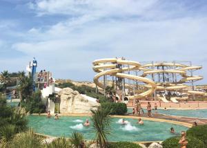 China Durable Spiral Swimming Pool Slide Large Thrilling Playground Entertainment Equipment factory