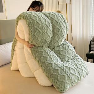 China 100% Polyester Thickened Warm Taffeta Winter Quilt with Lamb Velvet and Printed Pattern factory