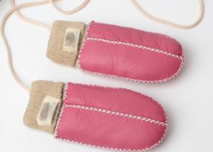 China Warmest Hand Sewn Baby Sheepskin Mittens With Light Pink Cuff factory