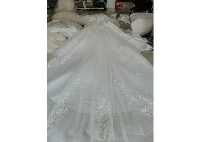Luxury Long Tail Bridal Gown Lace Sweetheart Breast Wedding Dress