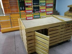 China Solid Wooden Retail Display Shelves / Wooden Merchandise Displays factory