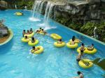 Fiberglass Aqua Park Equipment For Hotel Lazy River , Family On Summer Vacation