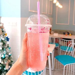 China 6 Color Printing Disposable Plastic Cups 700ml With Lids And Straw Customized Logo factory