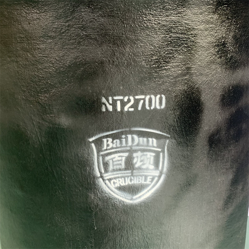 Isostatic Pressing Process Metal Saving Metal Melting Silicon Carbide Graphite Crucible With Pouring Nozzle