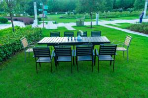 China Black 11 Pieces Plastic Wood Modern Outdoor Garden Furniture Table Set 8-10 Seater Extendable Patio Dining Table Chairs factory