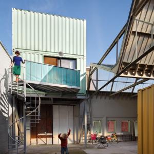 China Residential Ready Made Container Homes 4 - 5 Pieces Glass Door With The Yards factory