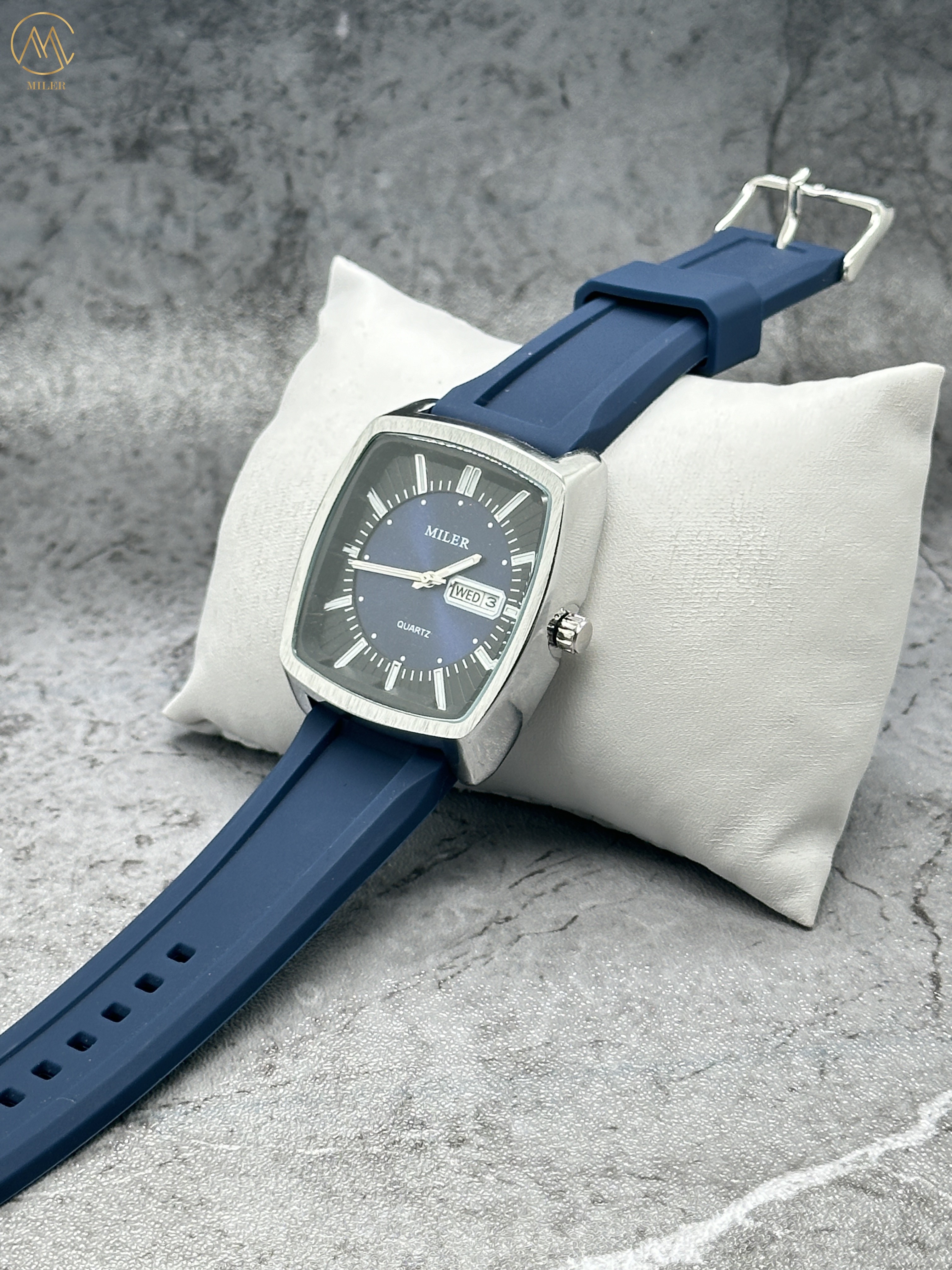 Fashion Stainless Steel Case Double Calendar Watch for Men and Women with Silicone Strap