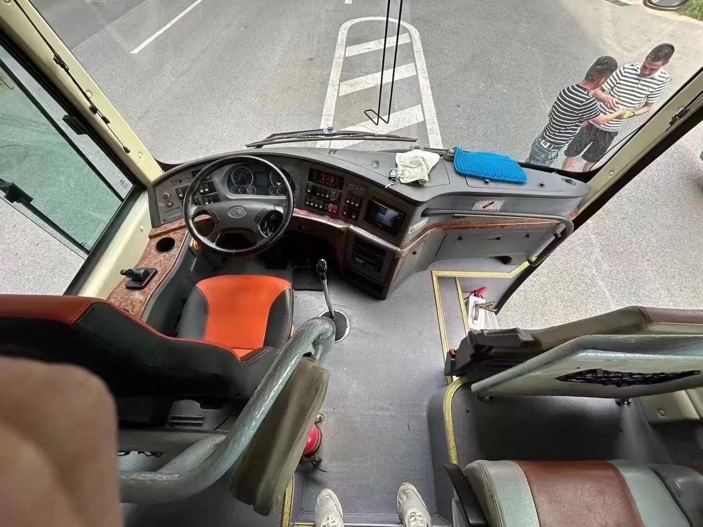 ZK6119 Yutong Used Passenger Bus / 53-Seat Double Door Left-Hand Drive Luxury Bus