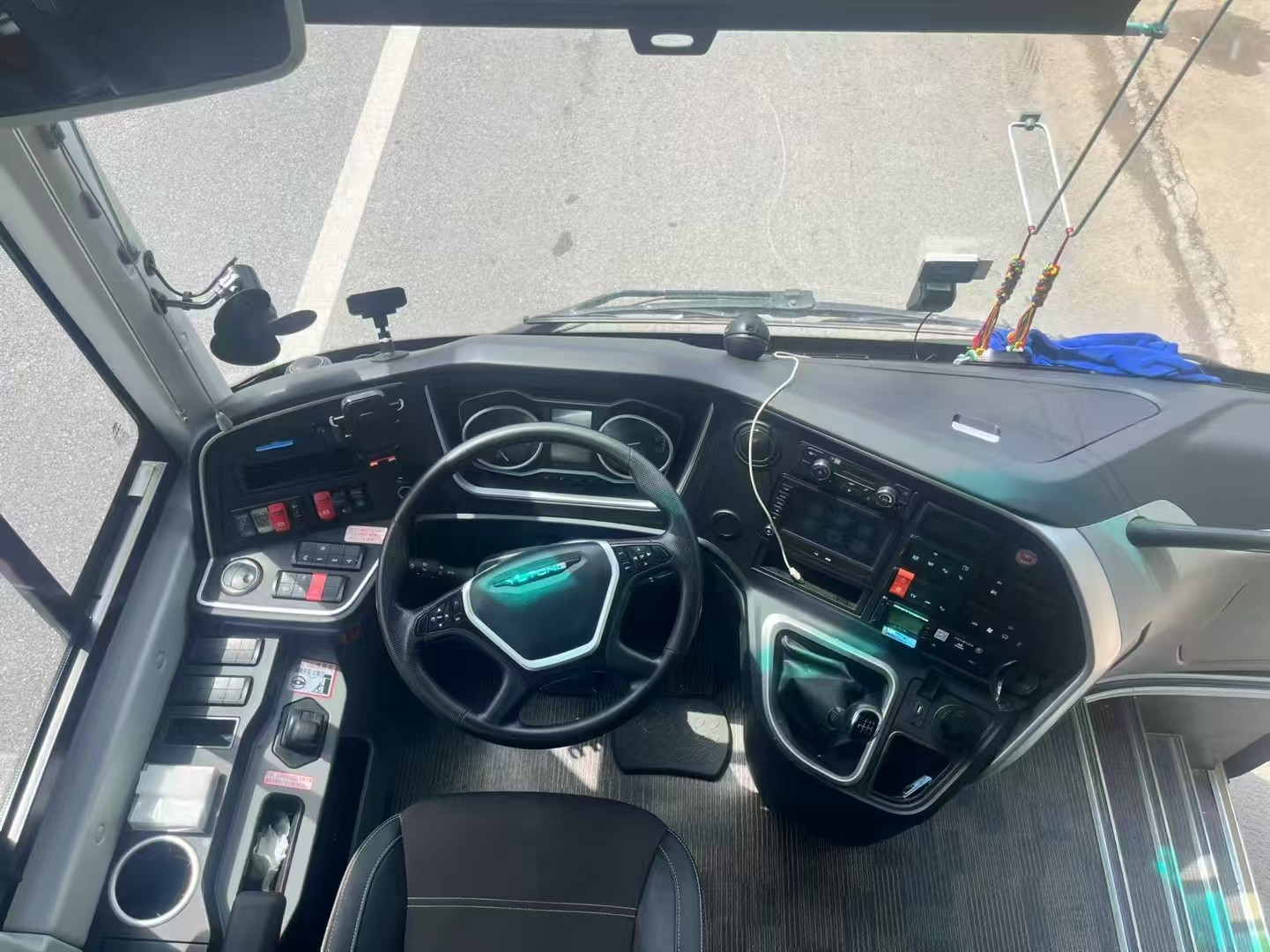Diesel Used Bus With Luxurious Interior ZK6907H6Y1 17 Leather Seats Church / NGO Clean Dashboard