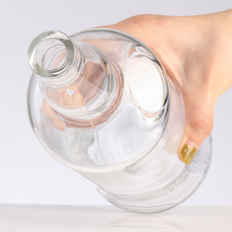 Clear 750ml Glass Bottle for Customizable Vodka Whisky Satisfy Your Beverage Needs