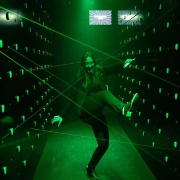 Indoor Multiplayer Laser Maze Game for 1-5 Players - Interactive Laser Challenge