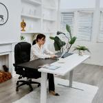 Suppliers Design Wooden Electric Height Adjustable Standing Table for Computer