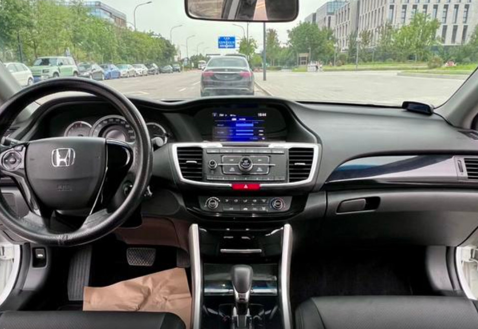 2023 2024 High Performance 5 Seater Luxury Sedan Used Honda Accord Petrol Car