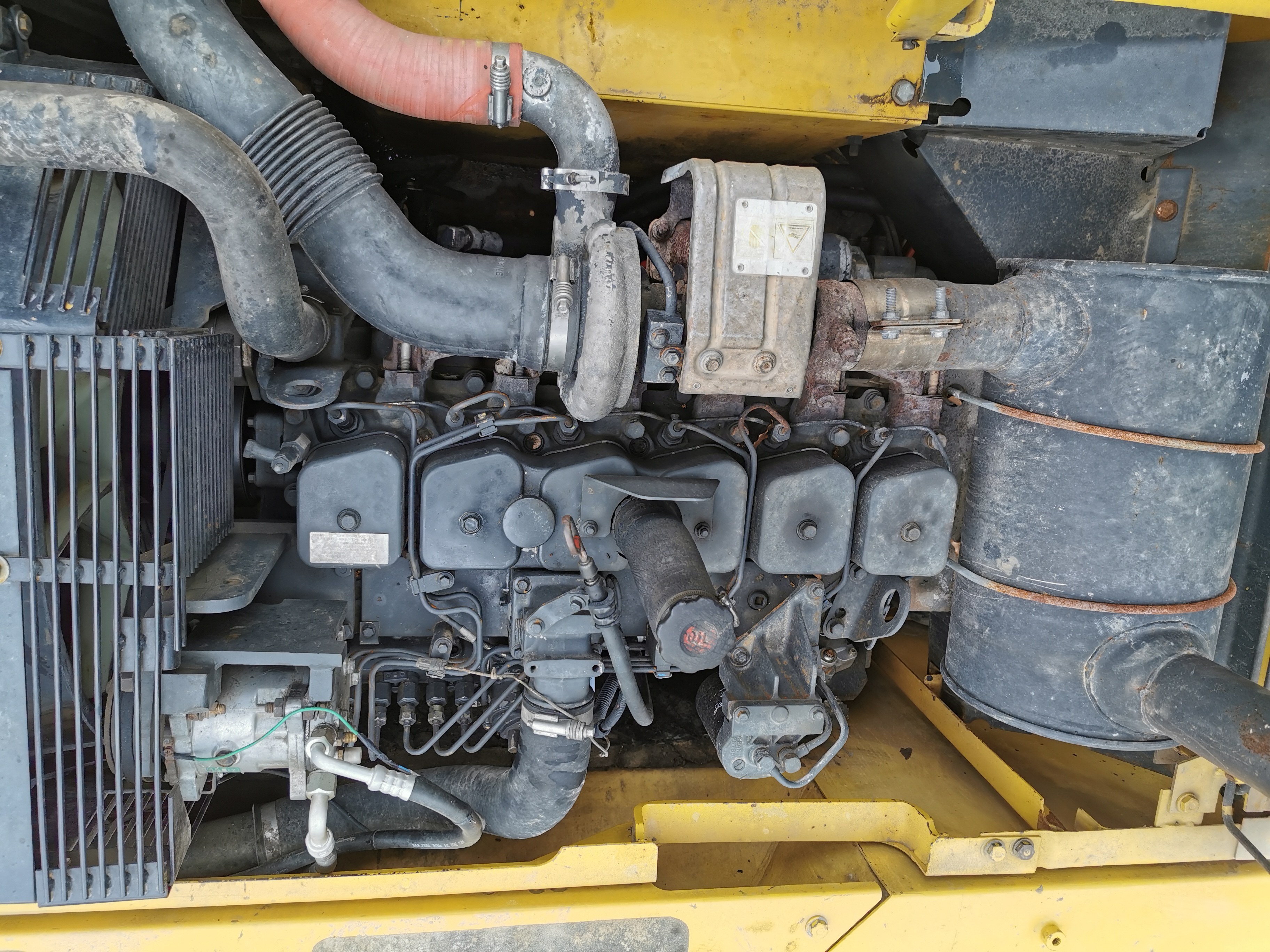 Used Komatsu PC200 Crawler Excavator with 0.8m3 Bucket Capacity and Original Color