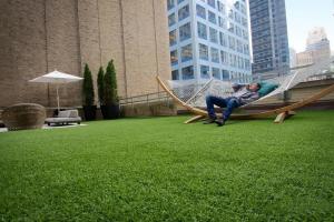 China Diamond Shape PE Plastic Fake Backyard Synthetic Turf 70mm Height factory