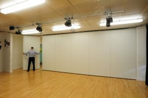 China Acoustic Sliding Folding Movable Partition Walls For Meeting Room factory