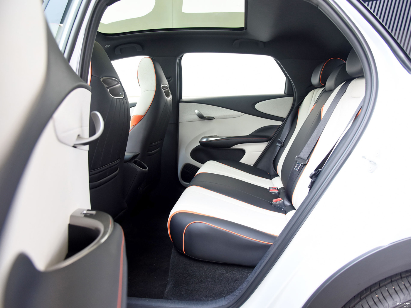 The China-made five-door five-seat new-energy hatchback BYD Dolphin has a range of 405 kilometers used car