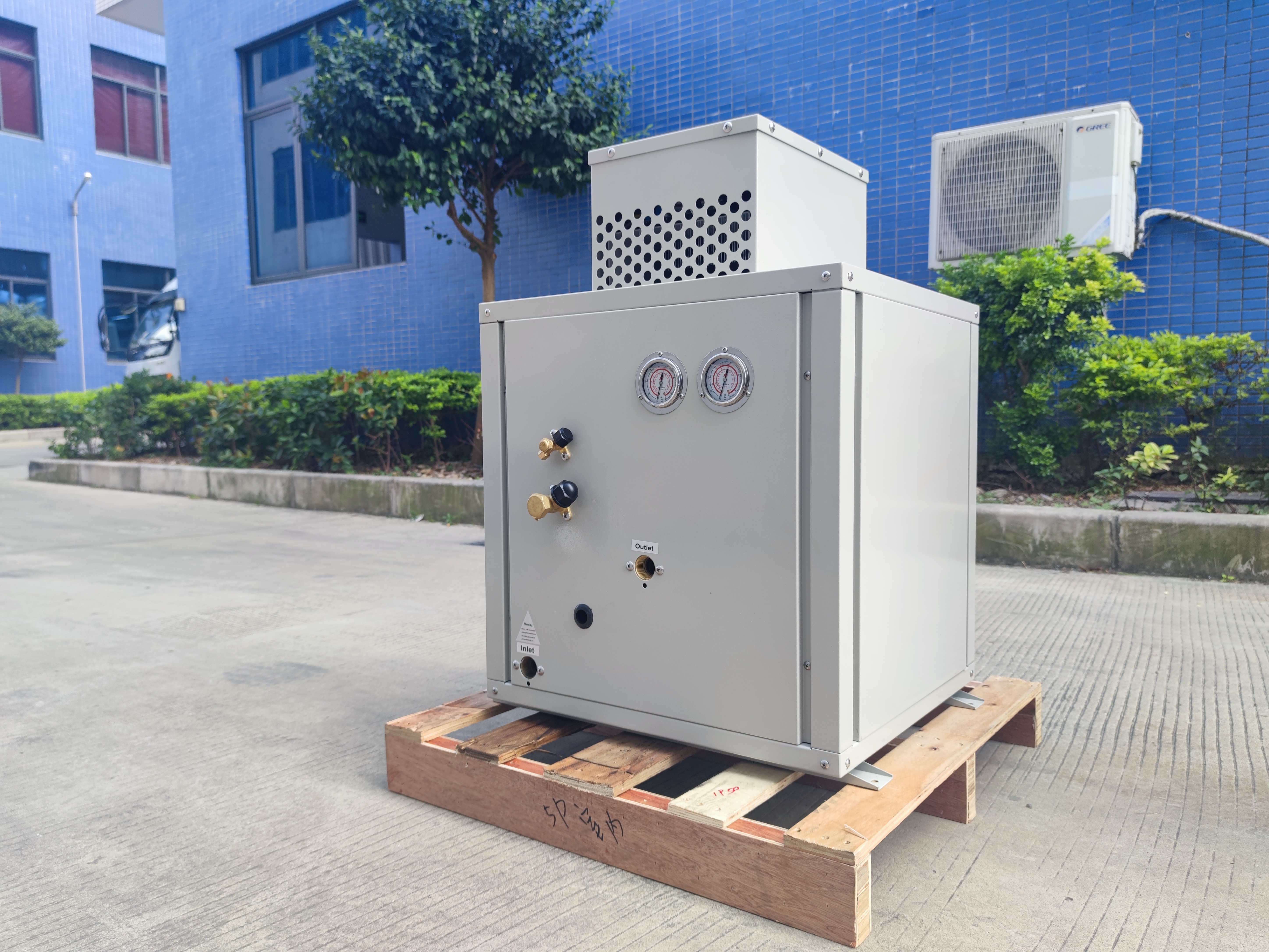 Meeting China sells the whole DC variable frequency heat pump water heater with air-to-water heat pump 30KW