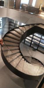 China OEM Curved Tempered Glass Toughened Grind Edge For Stair Railing factory