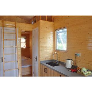 China Prefabricated Steel Frame Mini House With Laminate Flooring 110/220V/240v Electrical factory