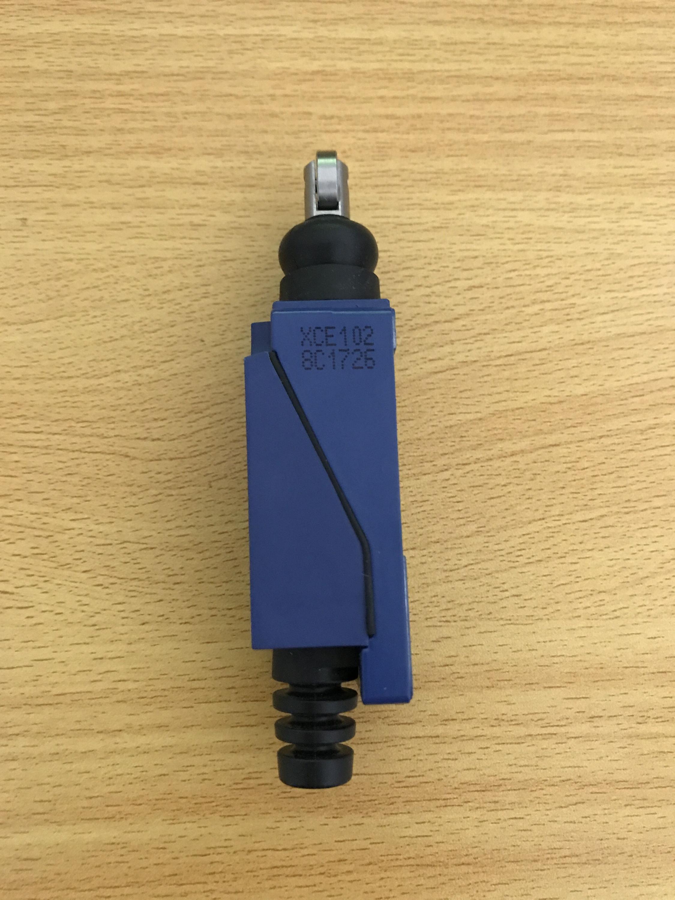 Original New Schneider XCE102 High Quality Limit Switch