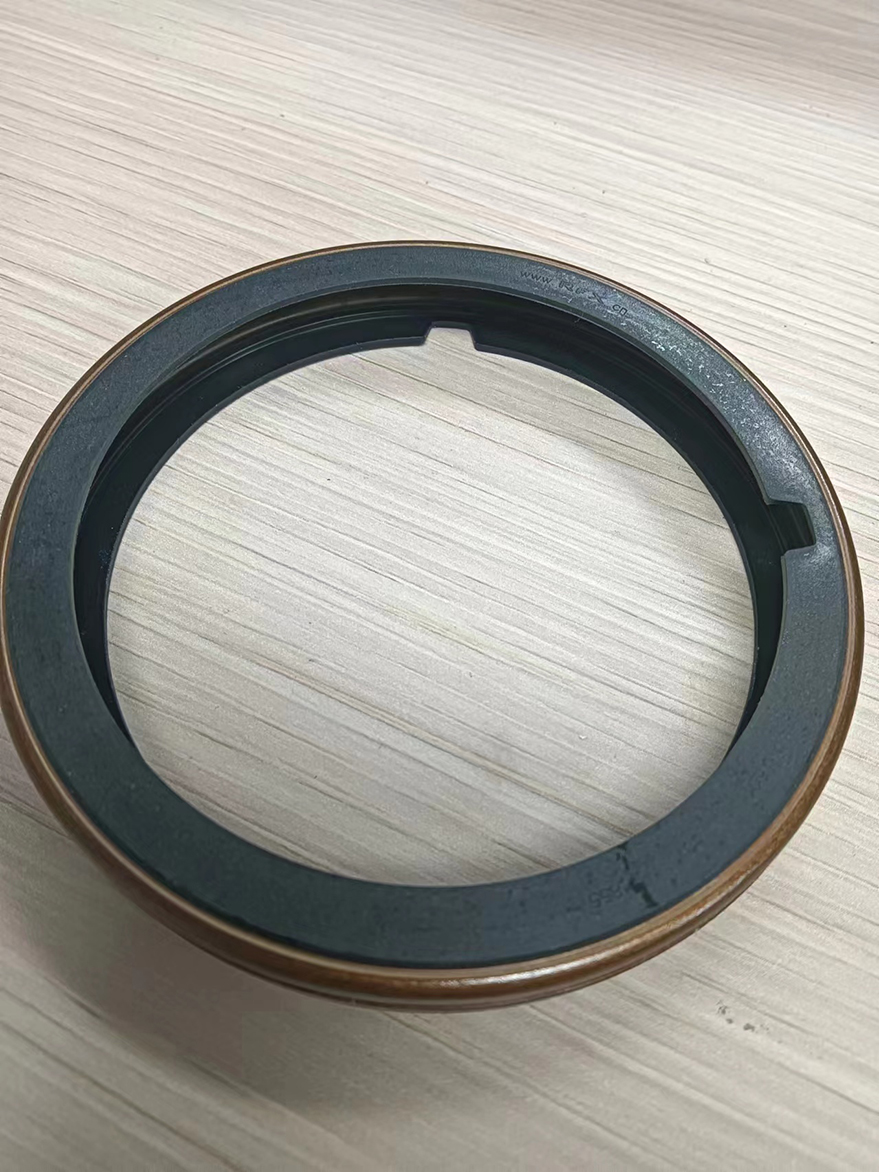 Shacman 7795568 Transmission Tail Oil Seal for Replacement/Repair Purpose Part